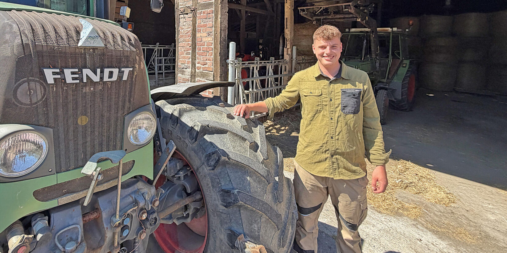 Tim Reimann mit Traktor auf dem Hof Dahlhoff